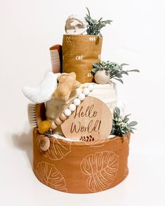 there is a cake made to look like a hat box