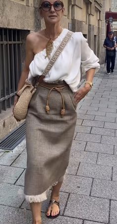 One Shoulder Shirt, Fashion Feminine, Elegant Outfit Classy, Fashionista Clothes, Street Style Summer, Sochi, Looks Chic, Fashion Design Clothes, Girly Fashion