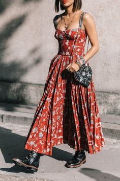 Tall Maxi Dress, Walking Down The Street, Mode Hippie, Estilo Hippie, Paris Fashion Week Street Style, Mode Boho, Bohol, Outfits Black, Maxi Robes