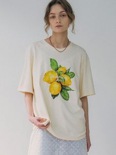 This is vanone atelier’s t-shirt is perfect for daily wear during the hot summer months. Made from soft, lightweight material that has undergone special processing to minimize fabric distortion, it features a refreshing graphic that enhances its cool feel. The relaxed silhouette ensures comfortable wear and pairs well with any bottoms, making it versatile for various styling options. - Ideal for daily wear- Can be paired with different bottoms to create various looks- A basic item that complements any outfit well White T-shirt With Lemon Print For Summer, White Lemon Print T-shirt For Summer, Summer Short Sleeve T-shirt With Lemon Print, Short Sleeve Lemon Print T-shirt For Summer, Summer Lemon Print Graphic Tee, Big T Shirt, Big Tshirt, Summer Months, Hot Summer