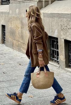 77 Degree Weather Outfit Spring, California Fashion 2024, Outfit Ideas For Women Over 40, Sarah Vickers Style, Street Style California, Small Handbag Outfit, Casual Chic Fashion, Northern California Style, Indigenous Fashion