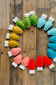 several pairs of slippers arranged in a circle on top of a wooden floor with white blocks