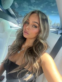 Face Framing Layered Haircuts For Medium Hair, Natural Brunette Blonde Hair, Full Highlights On Brown Hair, Blonde Balayage On Brunette Hair, Brunette With Blonde Highlights Balayage, Summer 2023 Makeup, Sandy Brown Hair Color, Highlights Bronde, Hailey Bieber Makeup