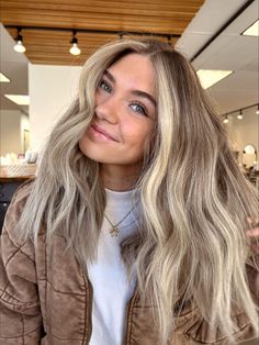 Dirty Blonde Hair Money Piece, Fall Hair Inspo For Blondes, Blond Highlights With Money Piece, Dirty Blonde Hair Inspiration, Blonde Winter Hair 2023, Summer Dirty Blonde Hair, Blonde Balayage On Dark Hair Money Piece, Blonde With Lowlights And Money Piece, Bronde Inspo Hair