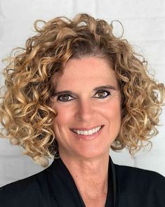 29 Stylish Short, Curly Hairstyles for Older Women Pelo Bob Ondulado, Cute Short Curly Hairstyles, Medium Curly Haircuts, Short Curly Hairstyles, Thick Curly Hair, Pigtail Hairstyles, Hairstyles Over 50, Curly Hair Cuts