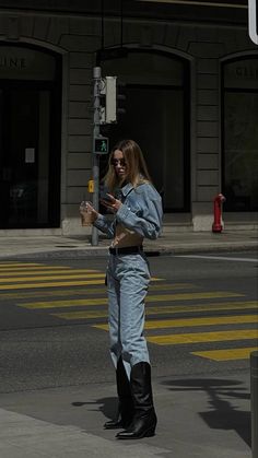 Street Style Photoshoot Ideas, Cowboy Boots And Jeans Outfit, Cowboy Boots With Jeans, Cowboy Boots Street Style, Outfit Botas, Winter Boots Outfits, Outfits Jeans, Aesthetic Tiktok, Outfit Jeans