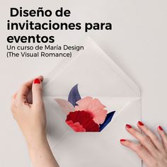 a woman's hands holding onto an envelope with paper flowers on it and the words disfecio de iniciaciones para eventos