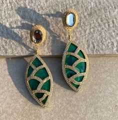 Green Kundan Emerald Polki Long Earrings, inspired by Sabyasachi, showcase exquisite Moissanite Polki diamonds in a luxurious Jadau design. These statement earrings, crafted with Indian gold, embody Bollywood glamour and elegance. Perfect for making a grand impression, they highlight the richness of traditional Indian jewelry. *𝐏𝐑𝐎𝐃𝐔𝐂𝐓 𝐃𝐄𝐓𝐀𝐈𝐋* * Material: Brass * Plating: Gold Plated *Stone:  Semi Precious Emerald, Kundan and Polki *𝐃𝐈𝐌𝐄𝐍𝐒𝐈𝐎𝐍𝐒* *Weight: 13 gm Each, Length: Sabyasachi Inspired Jewelry, Luxury Earrings With Intricate Design For Festivals, Luxury Kundan Earrings With Intricate Design, Luxury Meenakari Earrings For Festive Occasions, Luxury Earrings For Festivals, Formal Fusion Meenakari Danglers, Formal Fusion Style Meenakari Danglers, Luxury Kundan Earrings, Elegant Green Meenakari Earrings