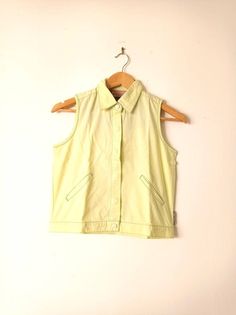 Superb vintage sleeveless vest 90 anise green / pastel yellow. To wear wide on a shirt or T-shirt. Snap closure.  2 pockets on the sides. Size: 34* Brand: miss stereo Material: 100% cotton, Washable at 30o in the washing machine * size indicated on the label, depending on the time the sizes may vary. Please read the measurements carefully. (All measurements are taken flat) Length: 45 cm Width: 42cm Shoulder to shoulder: 30cm All clothes are vintage and have already been worn, so they may have so Fitted Sleeveless Top With Pockets, Sleeveless Light Green Summer Tops, Retro Cotton Vest-style Top, Green Cotton Vest For Spring, 90s Style Cotton Vest Top, Retro Sleeveless Cotton Tops, Spring Cotton Tank Top With Pockets, Spring Green Vest With Pockets, Retro Sleeveless Vest With Pockets