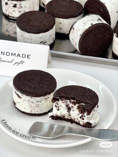 there are oreo cookies and cream sandwiches on the plate next to eachother