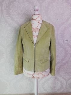 "Vintage Pals Green Suede Leather jacket Casual Everyday Suede Jacket Has a Slightly tailored / fitted shape Two outside pockets * Size on tag: EUR 38 / Medium ( Maneken size is M ) * Suede leather * Lining: polyester * 2 front pockets * Good vintage condition! Measurements: Shoulder to shoulder: 15\"/ 39 cm Bust: 19\"/ 49 cm Waist: 17\"/ 44 cm Back Length: 23\"/ 59 cm Sleeves : 24\"/ 62 cm Please see other leather jackets from my shop: https://etsy.me/2XhySyY ☆ SHIP WORLDWIDE ☆ I ship from Latv Green Leather Jacket With Pockets For Spring, Single-breasted Biker Jacket For Spring Workwear, Green Leather Jacket With Pockets For Work, Green Leather Jacket For Spring Workwear, Lapel Collar Biker Jacket For Spring Workwear, Biker Jacket With Lapel Collar For Workwear In Spring, Spring Biker Jacket With Lapel Collar For Work, Fitted Biker Jacket With Lapel Collar For Spring, Spring Fitted Biker Jacket With Lapel Collar