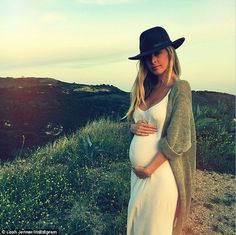 simple white dress, oversized sweater Leah Jenner, Baby Mode, Boho Maternity, Bump Style, Maternity Maxi