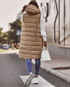 Chaleco Outfit, Puffer Vest Outfits, Ireland Outfits, Puffer Outfit, Christmas Closet, Hooded Gilet, Transitional Outfits, Timeless Clothing, Capsule Wardrobe Ideas