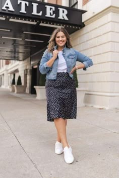 How To Style A Midi Skirt Plus Size, Plus Size Casual Skirt Outfits, Plus Denim Skirt Outfit, Chic Summer Outfits Plus Size, Mid Calf Skirt Outfits, Casual Outfits Summer Curvy, Skirts Outfits Plus Size, Polka Skirt Outfit, Chubby Skirt Outfit