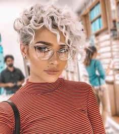 The Ultimate Summer Pixie Cuts - the Fashion Spot Hairstyles Japanese, Halloween Hairstyles, Κούρεμα Bob, Curly Haircut, Hairstyle Curly, Curly Pixie Haircuts, Curly Pixie Cuts, Curly Hair Photos, Long Pixie Cuts