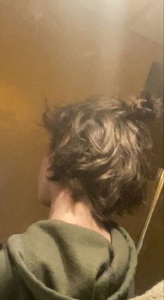 Haircut Inspo Straight Hair Men, Fluffy Brown Hair Aesthetic, Brown Hair Boy Faceless, Fluffy Brown Hair Boy, Brown Hair Boy Aesthetic, Fluffy Messy Hair Boy, Transmasc Haircut Straight, Brown Fluffy Hair Boy, Brown Fluffy Hair