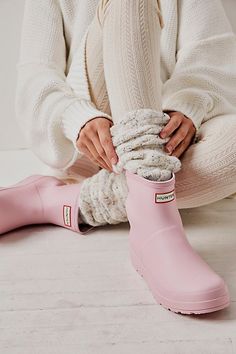 Chunky Fall Boots, Hunter Boots Outfit Short, On Trend Shoes, Women Ankle Boots, Hunter Play Boots Outfit, Pink Rain Boots Outfit, Pink Hunter Boots Outfit, Short Rain Boots Outfit, Short Hunter Boots Outfit