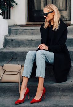 Pop of Red. Red Pumps Outfit, Red Heels Outfit, Red Shoes Outfit, Jeans Pumps, Pumps Outfit, Outfits Stylish, Jeans With Heels, Black Jeans Outfit, Heels Outfits