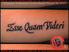 an image of a tattoo with the words essene qum sideri on it