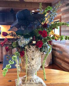 Love this centerpiece for a classy derby party! 🐎🥃 Kentucky Derby Floral Centerpieces, Derby Party Ideas, Bohemian Top Hat For Kentucky Derby And Western-themed Events, Kentucky Derby Party Ideas, Kentucky Derby 2024 Party, Kentucky Derby Diy, Kentucky Derby Tablescape, Kentucky Derby Centerpieces, Kentucky Derby Party Ideas Decoration