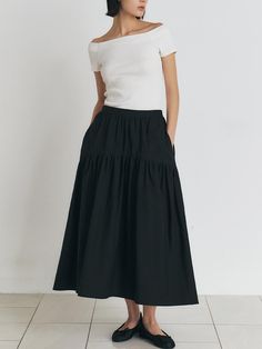 MANNON offers a comfortable classic look for women with lyrical sensibilities.- Use of bio-washed organic cotton blend material- By adding pleats to the arch-shaped incision line, the skirt becomes fuller towards the hem- Comfortable fit thanks to banding at the back waist- Pockets on both sides add practicality Glamour Fashion, Full Skirt, Classic Looks, Comfort Fit, Organic Cotton, Cotton Blend, Clothes For Women, Black, Clothes