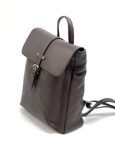 For adventurous women who never stop and love to constantly move, the "Camilla" backpack is the ideal companion. Perfect for going to work and for weekends away, it has all the space needed to hold a laptop and a change of clothes. 







 Genuine natural dollar leather (hammered)





Top closure with buckle

 Main zippered pocket

 Front pocket with button



 Adjustable braces 






 Internal pocket for objects 






 Interior lined in fabric





Soft, roomy and versatile



 L27xD11xH32 cm Luxury Soft Leather Everyday Backpack, Leather Backpack With Leather Strap For Everyday Use, Luxury Soft Leather Standard Backpack, Leather Strap Travel Backpack, Elegant Leather Standard Backpack, Travel Backpack With Leather Strap, Leather-lined Backpack For On-the-go, Luxury Everyday Leather Backpack, Leather Backpack With Silver-tone Hardware For Travel