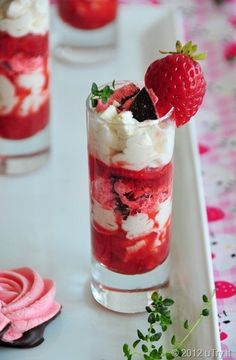 strawberry shortcake trifle with whipped cream and strawberries