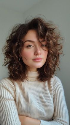 Wavy Round Face Haircut, Plus Size Wavy Hairstyles, Short Wavy Hair No Bangs, Round Face Wavy Haircuts, Wavy Haircut With Bangs, Curly Hairstyles Color Ideas, Hairstyle Long Face, Hair Ideas For Round Faces