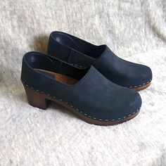 Excellent Like New Condition See Photos Please Size 42 Is Usa 11 -11.5 Comfortable Wooden Clogs Made Of Natural Materials. Handcrafted In Sweden This Color Is Nubuck Leather A Leather Similar To Suede With Its Soft And Velvety Touch, Although Nubuck Is Known To Be More Durable. Classic Black Clogs With Reinforced Heel, Suede Clogs With Closed Toe For Work, Suede Closed Toe Clogs For Work, Black Mules With Wooden Heel For Work, Black Almond Toe Clogs With Leather Sole, Black Clogs With Wooden Heel For Work, Black Slip-on Clogs With Rubber Heel Cap, Black Almond Toe Clogs With Removable Insole, Black Almond Toe Clogs With Rubber Sole