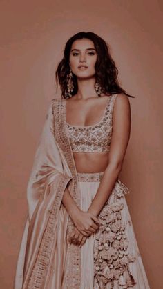 Tara Sutaria Wedding Outfits, Indian Prom Outfits, Off White And Golden Lehenga, Pretty Indian Outfits, Maneesh Malhotra Dresses, Cheap Lehenga, Indian Lehenga Aesthetic, Tara Sutaria Lehenga, Indian Sangeet Outfit