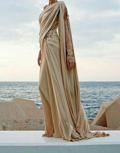 ριntєrєѕt • @αlαchrуmσsєfαtє Roman Goddess Dress, Ancient Greek Dress Goddesses, Greek Fashion Ancient, Ancient Greek Fashion, Roman Women Dress, Greek Inspired Fashion, Ancient Roman Clothing, Roman Goddess