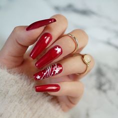 Looking for some holiday glam? Check out these unique Christmas nail art tutorials that will make your nails the talk of the party! Perfect for all skill levels, these designs are sure to spread Christmas cheer! 🎄 #NailInspiration #ChristmasManicure Christmas Nail Colors, Holiday Nails Christmas, Red Christmas Nails, Cute Christmas Nails, Christmas Nails Easy, Christmas Gel Nails, Christmas Nails Acrylic, Festival Nails, New Year's Nails