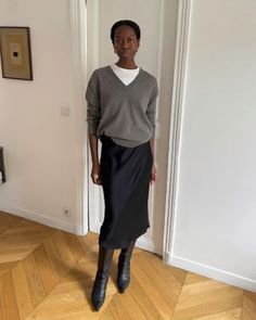 6 Chic and Effortless Outfits Everyone is Wearing in Paris Right Now Japanese Street Style Minimalist, Paris Winter Outfits, 90s Minimalism Fashion, Minimal Chic Style Outfits, Senior Fashion, Paris Winter, Copenhagen Street Style, Cool Coats, Runway Outfits