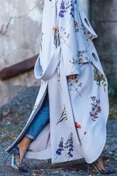 floral #streetstyle ... Mode Mantel, Looks Pinterest, Walking Down The Street, Women Overcoat, Mode Inspo, Casual Coat