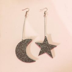 two stars and a crescent are hanging from the earwires of these earrings with chains