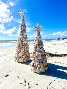 Sea Shell Christmas Trees, Christmas Decor Boho, Seashell Christmas Tree, Beach Christmas Trees, Seashell Christmas, Coastal Christmas Tree, Oyster Shell Crafts, Seashell Projects, Coastal Christmas Decor