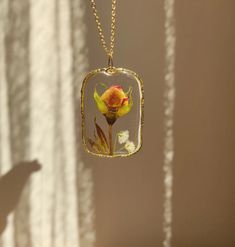 Preserved Real Yellow Rose Pendant Pressed Rose Necklace - Etsy Turkey Gold Rectangular Keepsake Necklace, Gold Rectangular Necklace For Keepsakes, Rectangular Birth Flower Necklace As Gift, Gold Rectangular Birth Flower Jewelry, Gold Rectangular Jewelry With Birth Flower, Gold Roses Jewelry For Gift, Gold Jewelry With Roses For Gift, Gold Necklaces With Roses For Gift, Rose Jewelry With Pressed Flowers For Gifts