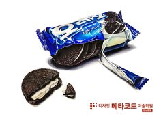 an oreo sandwich and some chocolate chips on a white surface with chinese characters in the background