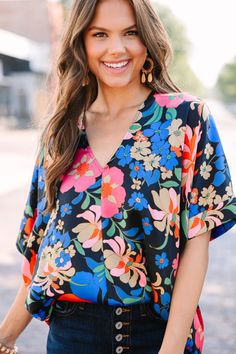 You are going to feel so free to be yourself in this cute top! That colorful print is stunning and we love that flattering flowy fit! This short sleeve top is going to be so much fun to style for a fun summer vacation! V-neckline Short sleeves Oversized fit Floral print No stretch Sydney is wearing the small. Work Dinner, Red Floral Top, Summer Items, Floral Cocktail Dress, Black Tie Dress, Long Sleeve Outerwear, Two Piece Swimwear, Dinner With Friends, Friend Outfits