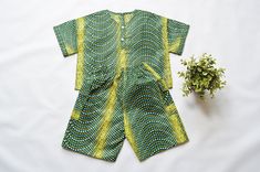 -Unisex Ankara child shirt and shorts. -Green with pockets on shorts. -Buttons on the front of shirt -Shirt shoulders: 38 cm -Shirt full length: 35 cm -Short full length: 34 cm -Short elastic waist: 20-35 cm -Age: 3-5 Years -Kid cargo pants with pockets. Green Cotton Short Set With Short Sleeves, Green Cotton Short Set, Shorts Ankara, Dashiki Outfit, Cargo Hose, Dashiki Shirt, Wear Green, Age 3, Casual Outfit