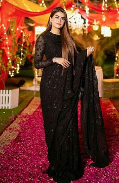 Farewell Party Dress Ideas Pakistani, Black Saare Look For Wedding, Black Sarhi, Black Sari Look, Black Saree Blouse Party Wear, Black Saree Party Wear, Black Saree Designs, Black Sari, Walima Dress