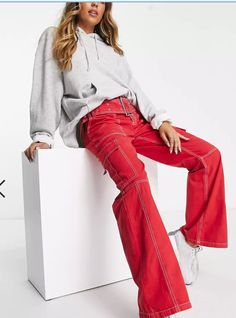 Learn how to style cargo pants outfit summer , casual , winter and all occasions with outfit ideas. Also tips and tricks on how to style cargo pants outfit street style and more! #cargopants #fashiontips #blackcargopants #cargopantsoutfitgirl Red Wide Leg Pants, Red Trousers, Michael Costello, Urban Threads, Cargo Pants Outfit, Asos Maternity, Black Cargo Pants, Flare Trousers