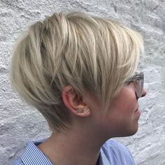 Layered Ash Blonde Pixie Bob Blond Cenușiu, Hair And Glasses, Short Textured Hair, Long Pixie Hairstyles, Short Shag Haircuts, Short Shag Hairstyles, Short Shag, Long Pixie Cuts