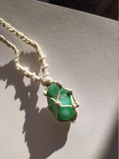 Collier en macramé et pierre roulée de chrysoprase fait main avec des fils de coton ciré. Tressage du collier en spirale autour de la pierre (optionnel) puis en tresse classique. Longueur ajustable. VERTUS ET PROPRIÉTÉS DE LA PIERRE CHRYSOPRASE EN LITHOTHÉRAPIE SUR LE PLAN MENTAL On lui reconnait de grandes vertus en ce qui concerne la compassion et la douceur. En effet, beaucoup s'accordent à dire qu'elle permet d'apaiser la colère, d'atténuer des sentiments négatifs tels que la jalousie, ou en Adjustable Green Hand-wrapped Necklace, Adjustable Hand Wrapped Green Necklace, Green Agate Hand-wrapped Necklaces, Green Agate Hand Wrapped Necklaces, Green Hand Wrapped Agate Necklaces, Green Hand Wrapped Adjustable Necklace, Handmade Green Necklace With Waxed Cord, Green Macrame Necklace As A Gift, Green Macrame Necklace As Gift