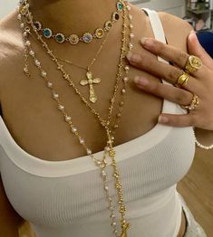 ⭐️ Streetwear Jewelry Gold, Many Necklaces Aesthetic, Gold Jewelry Street Style, Stacked Cross Necklaces, Streetwear Jewelry Aesthetic, Gold Y2k Rings, Gold Jewelry Aesthetic Outfit, Gold Jewelry Y2k, Chunky Gold Necklace Stack