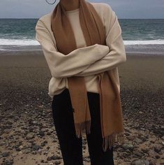 Beach look: cream sweater with a brown scarf and black pants. #beachlook #beachstyle #springstyle #springoutfit #beachoutfit #neutrals #neutraloutfit | @jaimekrzos Mode Dope, Brown Scarf, Brown Scarves, Zoella, Fashion Mode, Mode Inspiration