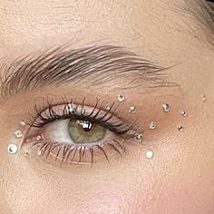 Glitter Rhinestone Eye Makeup, Make Up Ideas For Concert, Sequin Makeup Eye, Diamonte Makeup Look, Face Jem Ideas, Minimal Rhinestone Makeup, Makeup Ideas For A Concert, Rhinestone Eyeliner Makeup, Sparkly Natural Makeup