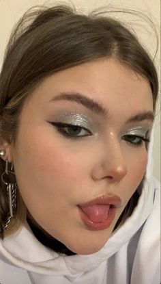 Silver Makeup Looks For Hooded Eyes, Easy Halo Eye, Silver Makeup Looks For Prom, Cute Bun, Character Customization, Inspo Makeup, Prom 2023, A Hairstyle