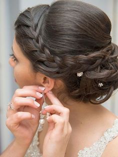 Opt for a beautiful yet simple wedding hairstyle like this sideswept French braid and low messy bouffant bun. Bouffant Bun, Braided Top Knots, Simple Wedding Hairstyles, Best Wedding Hairstyles, Super Hair, Trendy Wedding Hairstyles, Braided Hairstyles For Wedding, Braided Bun