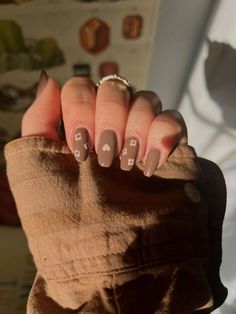 Beige Nails Design Short, Aesthetic Nails Acrylic Almond Brown, Brown Nails Trendy, Nail Art In Brown Color, Brown Aesthetic Nails Short, Nail Designs For Short Nails Brown, Beige Round Nails, Nail Art With Brown Polish, Beige Color Nail Design